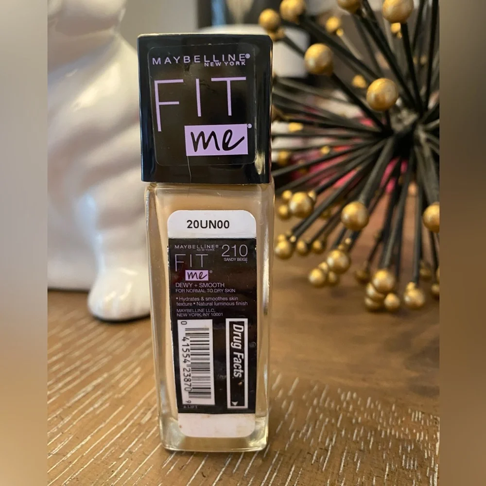Maybelline Fit Me Dewy + Smooth Foundation 210 Sandy Beige